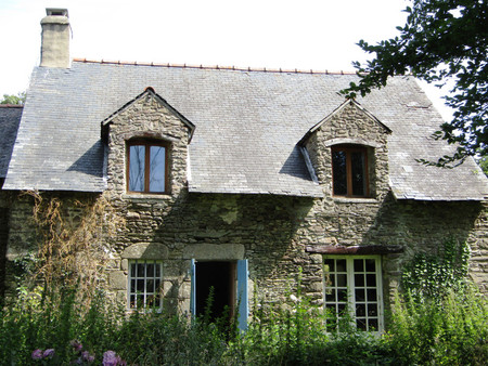 charmante maison en pierre  avec trois chambres et un jardin  dans un hameau proche de sai