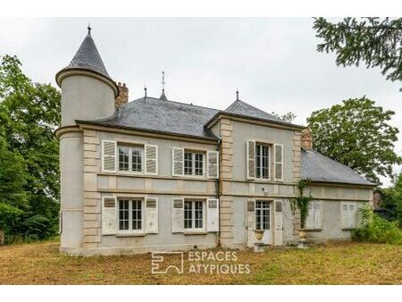 la demeure historique avec son parc et une vue panoramique sur la campagne