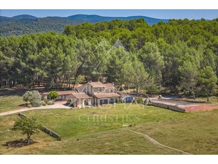 maison en pierre avec vue et piscine