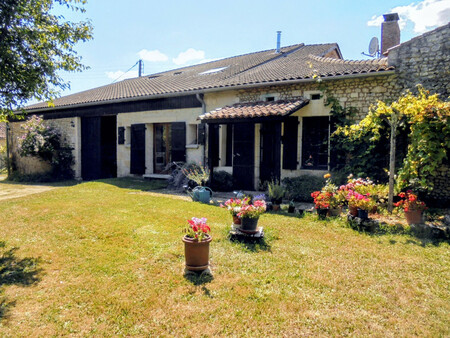 maison de campagne en pierre de 3 chambres avec dépendences à seulement 8 km d'aubeterre s