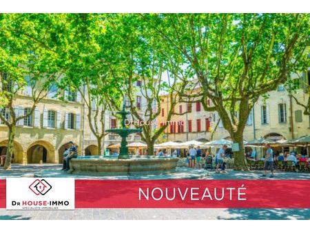 uzès centre  en nouveauté  aux pieds de la place aux herbes  magasin de 36 m² en fonds de 