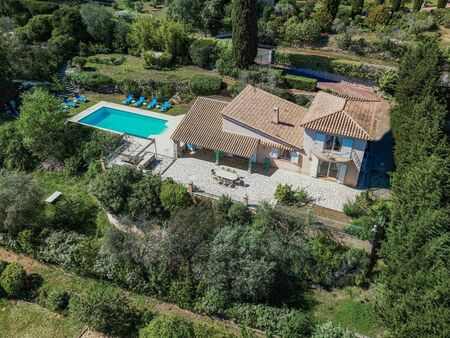 villa au calme avec piscine et belle vue dans domaine prive