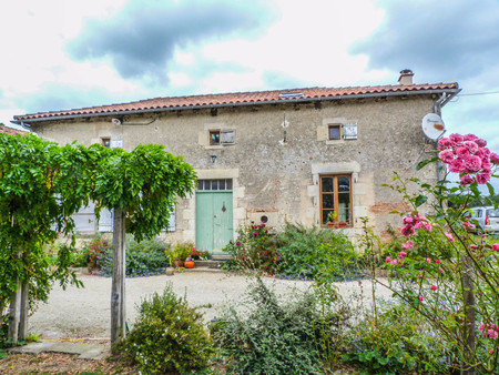 "sous offre" belle fermette en pierre avec grande grange  deux boxes et 6600m2 de terrain.