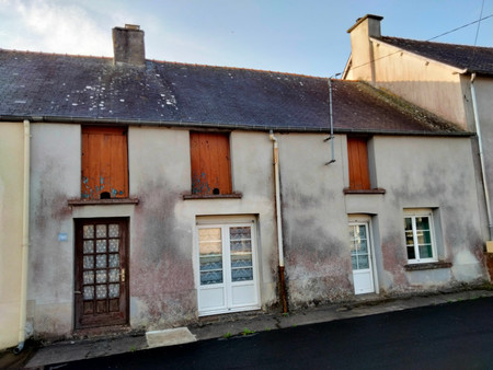 maison de bourg à rénover de 65 m² avec 1 chambre  cuisine  salle de bains  1 cave sur un 