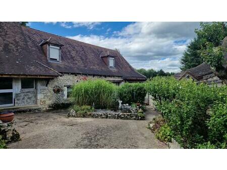 propriété en pierres dans un hameau calme avec maison d'amis  piscine et dépendances