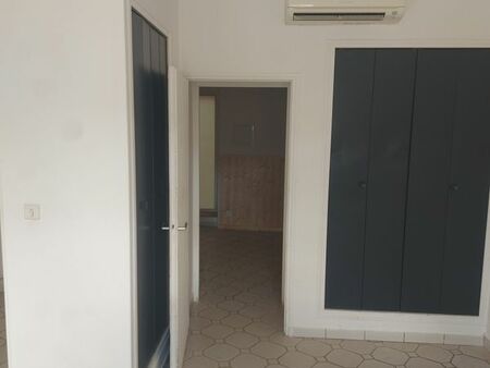 beau t2 – 35m² + cour intérieur – 495 - 4 place de l'église  30620 uchaud