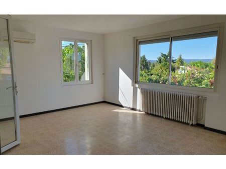 location appartement  m² t-3 à villelaure  880 €