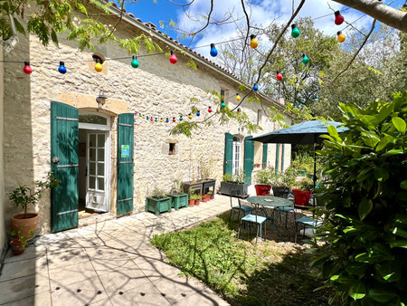 jolie maison familiale rénovée  divisée en deux habitations séparées  avec piscine. proche