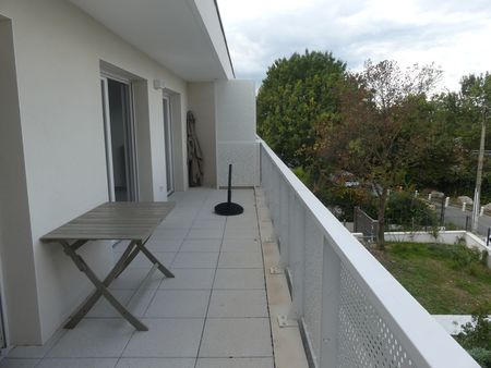 appartement dernier étage avec terrasse et deux parkings au calme