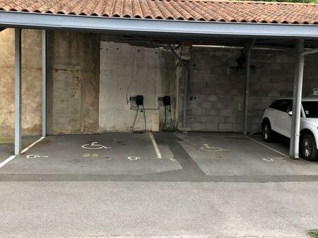 parking avec borne de recharge