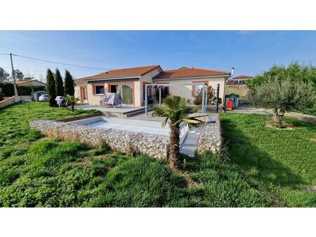 villa de 115 m²  3 ch dont suite parentale  piscine chauffée sur 800 m² de terrain avec ga