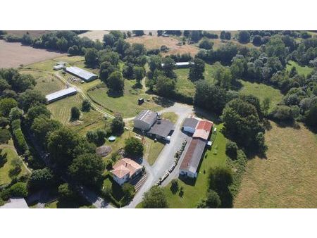 ferme à reprendre : élevage de volailles en plein air  diversification possible | 34 hecta