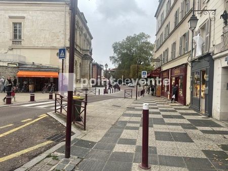 commerce habillement/textile 84 m²