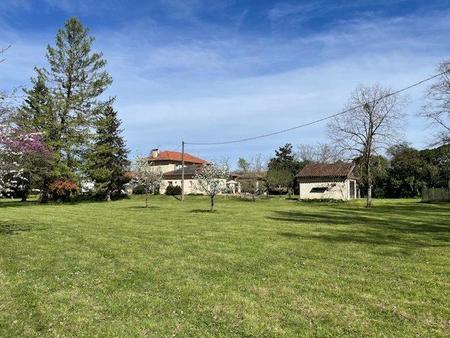 atypique maison avec moulin à eau