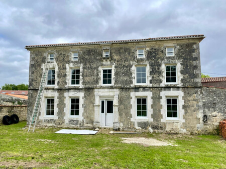 maison charentaise individuelle  renavation a finir. potential entreprise ou grand stockag