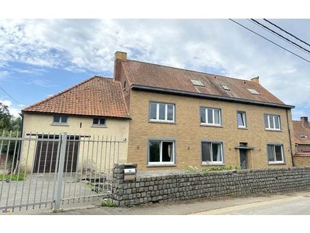 maison spacieuse avec jardin et garage