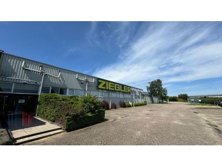 7.600 m² de stockage avec 185 m² de bureau a louer