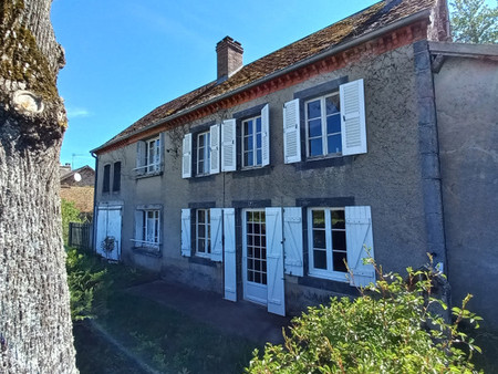 belle maison en pierre dans  avec grand jardin et un garage dans un petit village près d'a