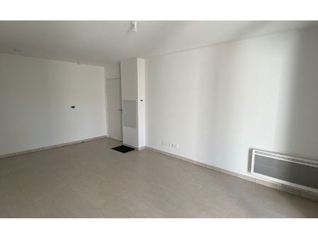 location appartement  60555 m² t-3 à aubagne  1 025 €