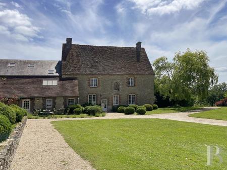 à 120 km de paris  un presbytère du 16e s   son corps de ferme et sa piscine sur un...