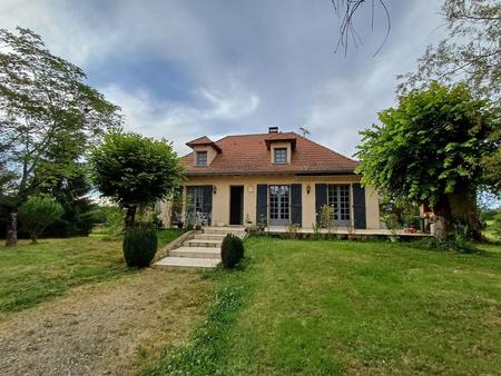 maison de 100 m2 sur un beau terrain arboré