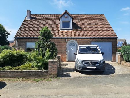 agréable villa 4 façades avec garage  située à la campagne