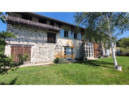 ancienne ferme en pierre rénovée