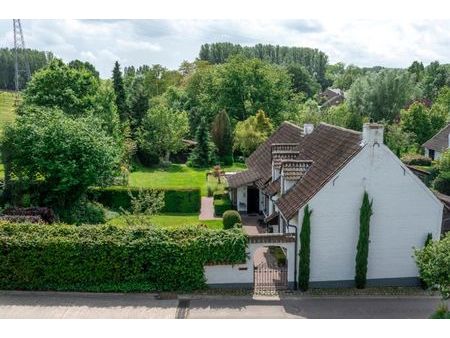 idyllisch gelegen hoeve  verscholen tussen de weilanden.