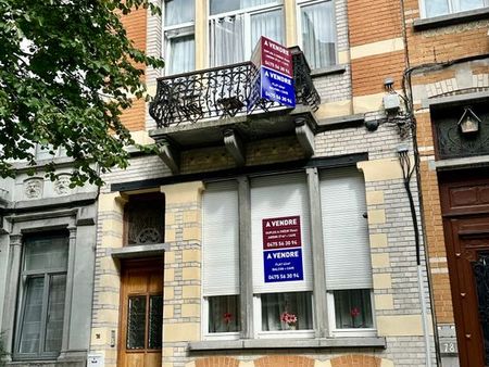 au premier étage avec balcon joli flat de 43m carré