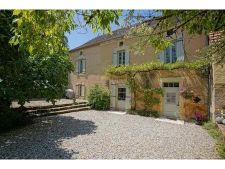 jolie propriété avec son gîte  piscine