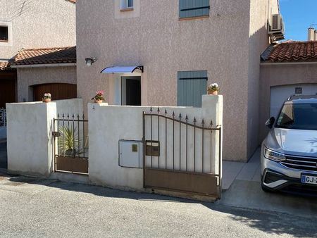 maison 80m2 avec climatisation  piscine et 1 stationnement extérieur (pas de garage fermé)