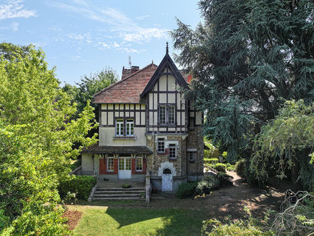 le manoir anglo-normand du centre-ville de brunoy.