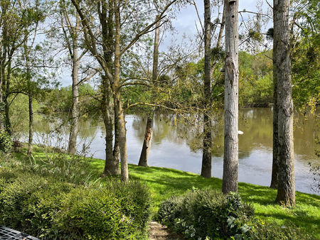 terrain de loisir en bord de rivière