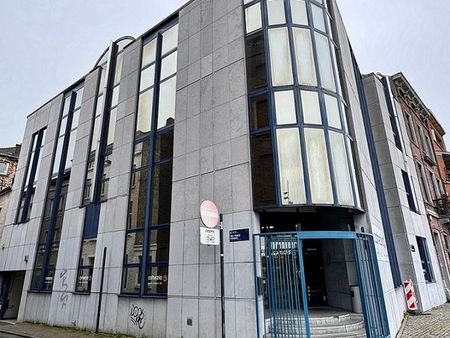 bâtiment de bureaux avec parking à vendre sur les quais