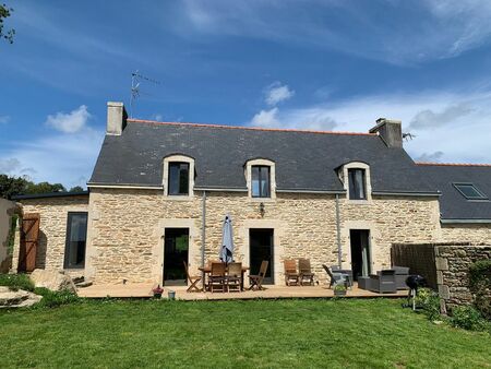 grande maison au milieu d'une ferme