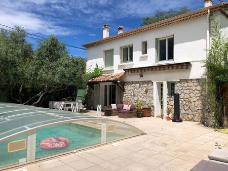 maison de ville avec piscine à louer à l´année