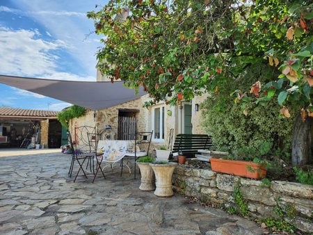 maison en pierre avec piscine et dépendances