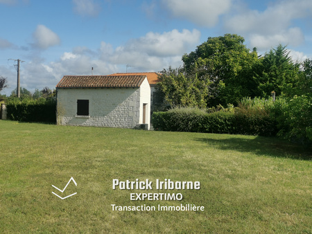 garage en moellon sur terrain constructible.