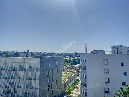 nantes - ile de nantes république - t2 spacieux vue loire en dernier étage à rénover