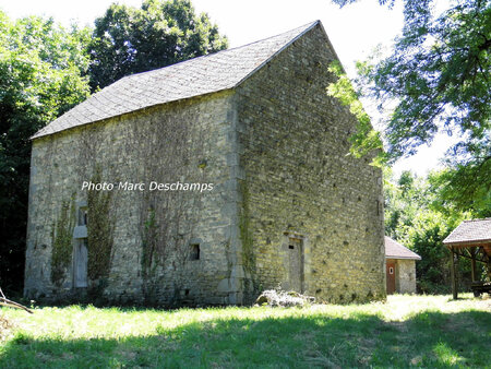 grange et dépendances sur 3540m2  belle vue dégagée