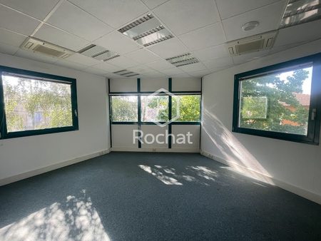 location locaux professionnels 180 m²