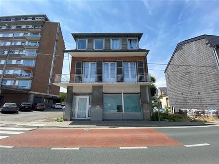 immeuble de rapport avec 1 appartement  1 commerce et 2 gara