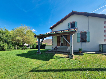 maison en pierre rénovée avec 3 chambres  grande grange attenante et jardin clos.