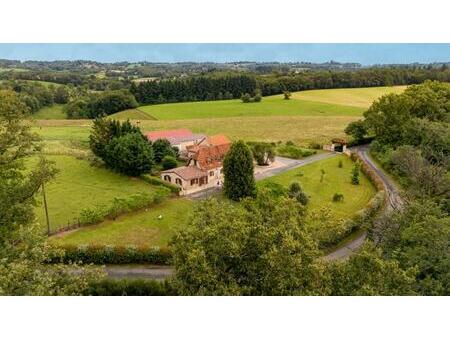 belle maison en pierre avec dépendances et 12 hectares de terrain