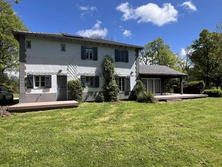 belle maison de campagne dans un cadre idyllique