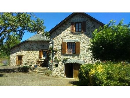 superbe ensemble de maisons en pierres en campagne