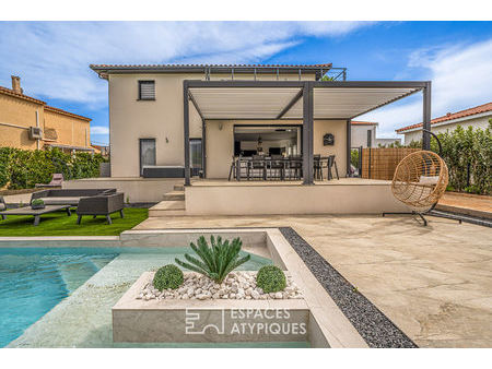 superbe villa contemporaine avec piscine et jardin paysagé.