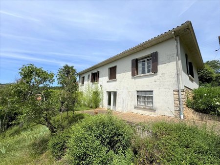 maison et appartement à rénover  terrain de 600 m² avec très belle vue.