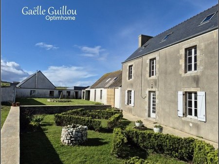 ancien corps de ferme à rénover avec maison d'habitation et dépendances sur l'ile de batz