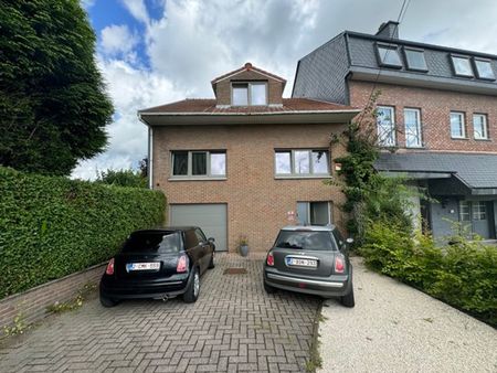 maison semi-mitoyenne avec 3-4 chambres  garage  jardin.